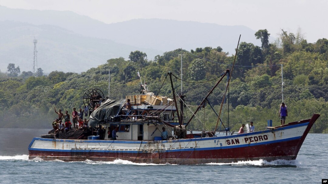 Tàu đánh cá của ngư dân Philippines gần Bãi cạn Scarborough.