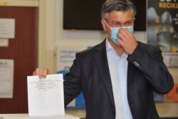 آندری پلنکوویچ نخست وزیر کرواسی رأی خود را به صندوق می‌اندازد