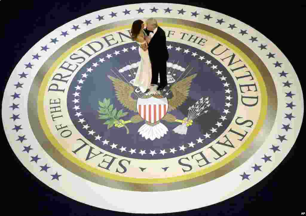 21 января 2017 - Дональд и Мелания Трамп танцуют на инаугурационном балу в Вашингтоне 