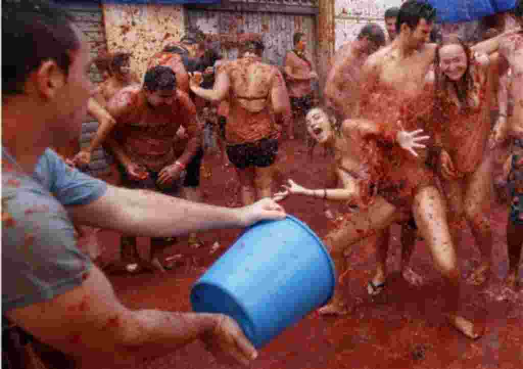 Gente de todas partes del mundo se lanza tomates durante la celebración de la 'Tomatina' en el pueblo de Buñol, cerca de Valencia, España.