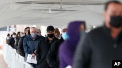 Njerëzit duke pritur për t'u vaksinuar në Çikago