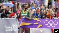 Pelari Ethiopia, Tiki Gelana menyelesaikan lari maraton olimpiade, Minggu (5/8). Gelana meraih medali emas bagi Ethiopia sekaligus memecahkan rekor olimpiade.