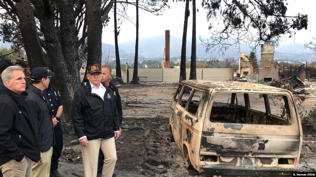 Presiden Donald Trump mengamati kerusakan akibat kebakaran di Malibu, California 17 Novembre 2018.