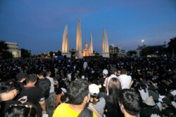 Para pemrotes anti-pemerintah Thailand berkumpul di depan Monumen Demokrasi di Bangkok, Thailand, Sabtu, 18 Juli 2020. (Foto: dok).