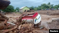 Kawasan terdampak banjir di Flores Timur, Nusa Tenggara Timur, 4 April 2021. (Antara Foto/Handout/Dok BPBD Flores Timur/ via REUTERS)