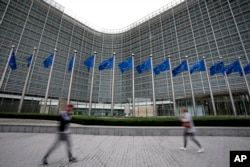 FILE - Bendera Uni Eropa berkibar tertiup angin saat di kantor pusat Uni Eropa di Brussels, 20 September 2023. (Virginia Mayo, File/AP)