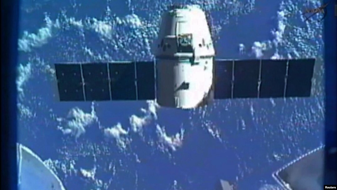 Momento en que la cápsula se separaba de la Estación Espacial Internacional para su retorno a la Tierra.