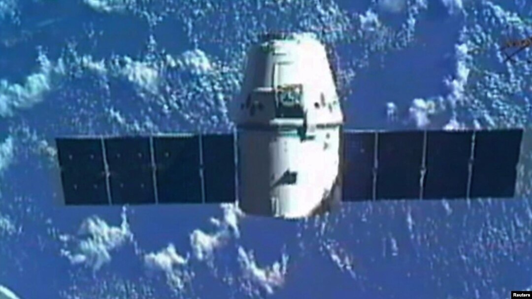 La NASA paga a la firma SpaceX más de $1.000 millones de dólares por llevar a cabo una docena de estas misiones.