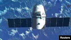 La NASA paga a la firma SpaceX más de $1.000 millones de dólares por llevar a cabo una docena de estas misiones.