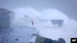 El huracán Lorenzo azotó las islas Azores con fuertes lluvias, vientos y olas altas, dañando significativamente el puerto principal de una las isla.