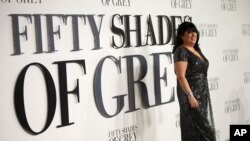 Penulis E.L. James berpose pada pemutaran pertama film “Fifty Shades of Grey” di London, 12 Februari 2015. (Foto: dok.)