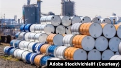 적재되어 있는 원유 배럴