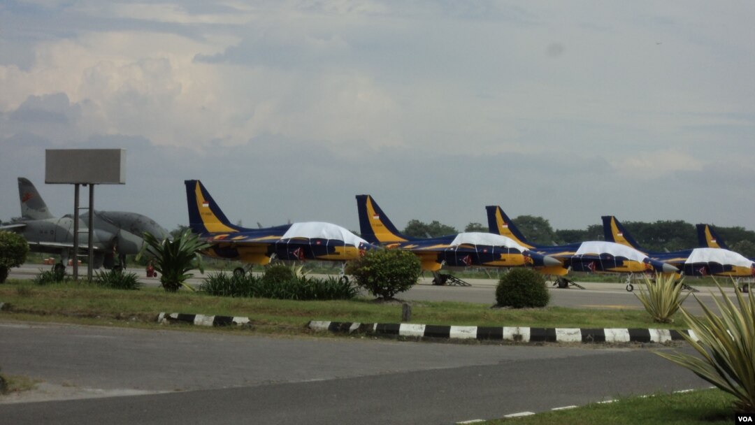 Deretan pesawat tempur terpajang di salah satu sudut Pangkalan udara TNI AU Adi Soemarmo Solo, Jumat siang, 21 Maret 2014 (VOA/Yudha Solo)