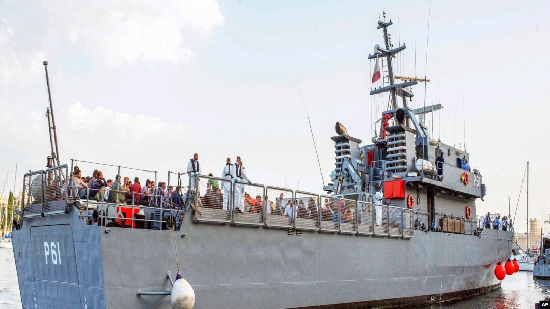 Para migran tiba di pelabuhan Valetta, Malta dengan kapal Angkatan Laut Malta (12/10).
