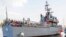 Un grupo de inmigrantes arriba al puerto de Valletta en Malta, en un barco de la marina del país este fin de semana.