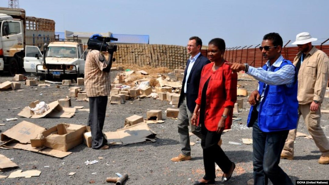 Utusan Kemanusiaan PBB Valerie Amos datang ke lokasi organisasi bantuan kemanusiaan di Malakal yang dijarah di Sudan Selatan, saat terjadi konflik di wilayah itu (28/1/2014). 