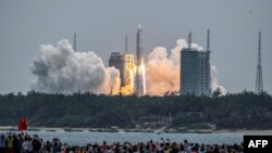 Peluncuran roket Long March 5B, membawa modul inti stasiun luar angkasa Tianhe China, saat lepas landas dari Pusat Peluncuran Luar Angkasa Wenchang di provinsi Hainan China selatan, 29 April 2021. (Foto: STR / AFP) 