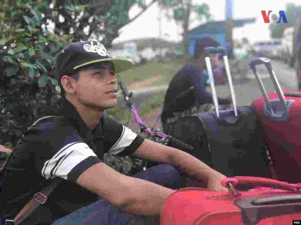 Migrante venezolano espera para cruzar a Brasil por&nbsp;Pacaraima. Foto: Celia Mendoza - VOA.