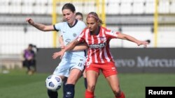 Melanie Leupolz, jugadora del Chelsea, en acción con Deyna Castellanos, venezolana en el Atlético de Madrid, en un partido jugado el 10 de marzo de 2021.