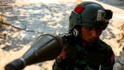 ทหารกองทัพปลดปล่อยแห่งชาติกะเหรี่ยง (KNLA) กับอาวุธจรวดประทับบ่า RPG ที่หมู่บ้านชานเมืองเมียวดี วันที่ 15 เมษายน 2024 (ที่มา: Reuters)