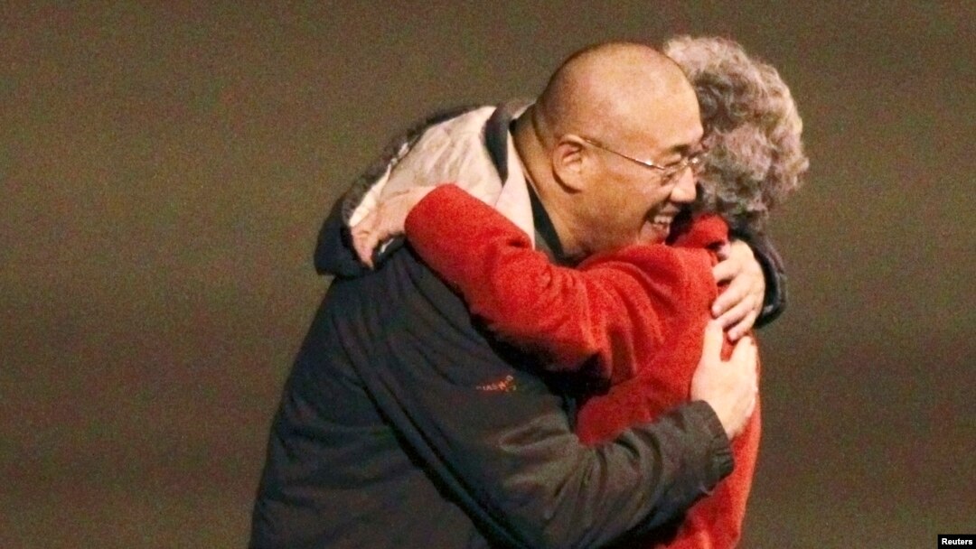 지난 2014년 11월 북한에 2년간 억류됐다가 풀려난 케네스 배 씨가 미국에 도착한 후 어머니와 포옹하고 있다.