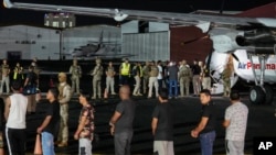 Migrantes abordan un avión para ser deportados a Ecuador en el aeropuerto Albrook, el 29 de agosto de 2024, en Ciudad de Panamá. 