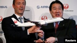 2013年10月7日日本航空公司总裁植木义晴（右）和欧洲飞机制造商空中客车公司总裁兼首席执行官法布里斯-布利叶在日本航空公司联合新闻发布会
