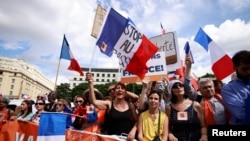 法國民眾在巴黎法國衛生部前示威，抗議新冠健康通行證規定（2021年7月31日）