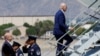 El presidente de EEUU, Joe Biden, aborda el Air Force One para viajar a Utah desde la base de la Fuerza Aérea de Kirtland en Albuquerque, Nuevo México, 9 de agosto de 2023. REUTERS/Jonathan Ernst