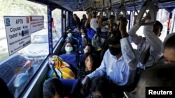 Para penumpang berangkat kerja dengan bus kota di Jakarta (foto: ilustrasi/ REUTERS/Beawiharta). 