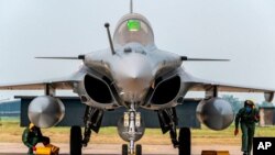 29일 인도의 암발라 공군기지에 프랑스에도 도입한 라팔(Rafale) 전투기가 도착했다.