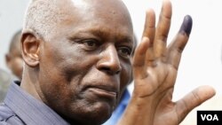 安哥拉总统多斯桑托斯在2012年8月31日的全国大选后向摄影记者显示他投票后的手指 （资料照片）