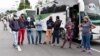 Migrantes venezolanos llevan tres días estacionados en buses, esperando que las autoridades les habiliten el paso para llegar hasta Cúcuta. [Fotos: Diego Huertas, VOA]