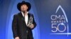 Garth Brooks gana el máximo premio CMA