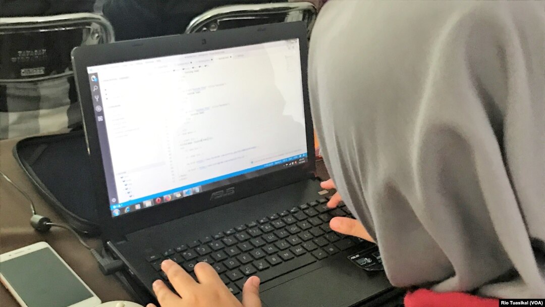 Dalam kelas satu pekan lalu, peserta beragam disabilitas belajar HTML dan Javascript di Coding Mum Difabel. (Foto: Rio Tuasikal/VOA)