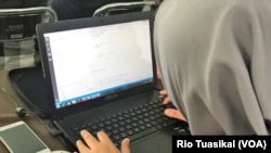 Dalam kelas satu pekan lalu, peserta beragam disabilitas belajar HTML dan Javascript di Coding Mum Difabel. (Foto: Rio Tuasikal/VOA)