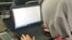 Dalam kelas satu pekan lalu, peserta beragam disabilitas belajar HTML dan Javascript di Coding Mum Difabel. (Foto: Rio Tuasikal/VOA)