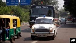 Sebuah mobil polisi menbuka jalan bagi sebuah van yang membawa empat orang terdakwa pelaku pemerkosaan seorang perempuan di bus di New Delhi, menuju sebuah kompleks pengadilan di New Delhi, India, Rabu (11/9).