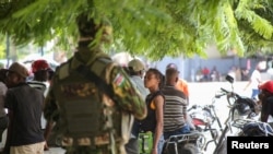 ARCHIVO - Policías kenianos durante una operación conjunta con policías haitianos en Puerto Príncipe, Haití, el 29 de julio de 2024.