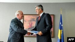 Direktor za zapadni Balkan u Generalnoj direkciji Evropske komisije za proširenje Pjer Mirel uručuje premijeru Kosova Hašimu Tačiju "Paket proširenja" za 2011. godinu.