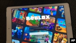 FILE - Tampilan Platform gim video Roblox di sebuah tablet di New York, 30 Oktober 2021. (Leon Keith/AP)