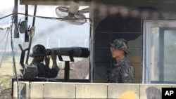 South Korean soldiers stand watch at a checkpoint in Paju, near the border with North Korea, in the wake of rocket and missile firings by Pyongyang into waters off the nation's east coast, Sept. 6, 2014.