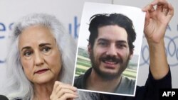 Debra Tice, ibu dari jurnalis AS Austin Tice, yang diculik di Suriah, memegang potret anaknya saat konferensi pers di Beirut, Lebanon, 20 Juli 2017. (AFP PHOTO / JOSEPH EID) 