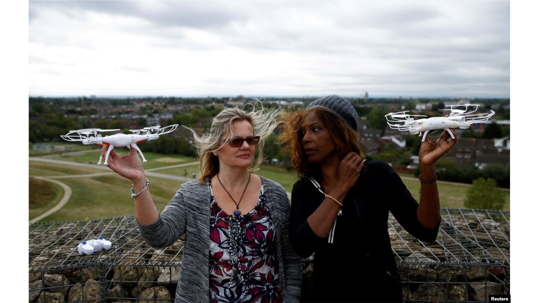Aktivis Valerie Milner-Brown dan Linda Davidsen berpose dengan drone mereka dekat bandara Heathrow, London, Inggris, 12 September 2019.