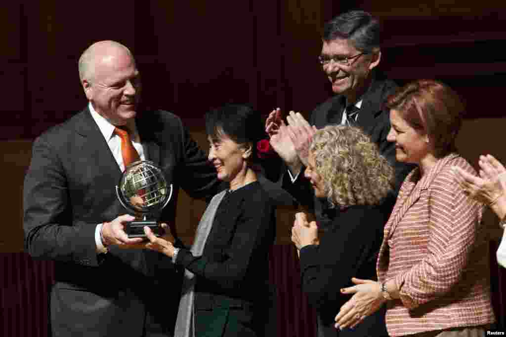 Aung San Suu Kyi receives an award from U.S. Representative Joseph Crowley (L) at Queens College in New York, September 22, 2012. 