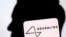 แฟ้มภาพ: โลโก้บริษัทสตาร์ทอัพด้านชิปสมอง นูรัลลิงค์ (Neuralink) และภาพเงาของ อิลอน มัสก์ มหาเศรษฐีเจ้าของบริษัท เมื่อ 19 ธ.ค. 2022 (รอยเตอร์)