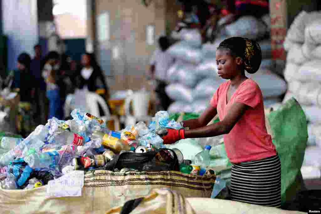 Une employée trie les déchets afin de les recycler dans le centre de recyclage à Ebutte Meta, dans le district de Lagos, Nigeria, l e 28 juillet 2016.