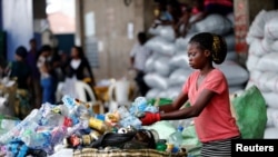 Une employée trie les déchets afin de les recycler dans le centre de recyclage à Ebutte Meta, dans le district de Lagos, Nigeria, l e 28 juillet 2016.