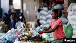 Une employée trie les déchets afin de les recycler dans le centre de recyclage à Ebutte Meta, dans le district de Lagos, Nigeria, le 28 juillet 2016.