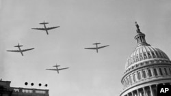 1949年1月20日，在杜鲁门总统的就职仪式上，美国空军的战机飞越国会上空